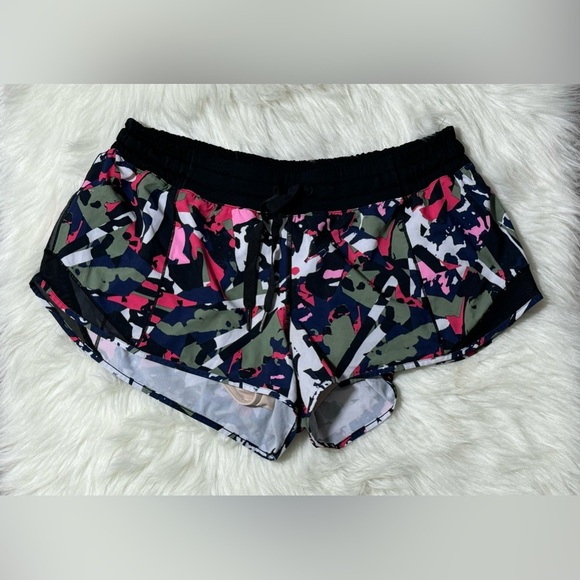 Lululemon Hotty Hot Running Shorts 2.5” Pop Cut Boom Juice Multi Print and Black - Picture 2 of 5